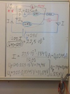 Lösning på uppgift 10 testa dig i fysik kap.9 i Ergo1. Avsnitt Ellära. 