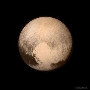 Närbild på Pluto. Ingen människa har sett planeten så tydligt förrän i förrgår.
